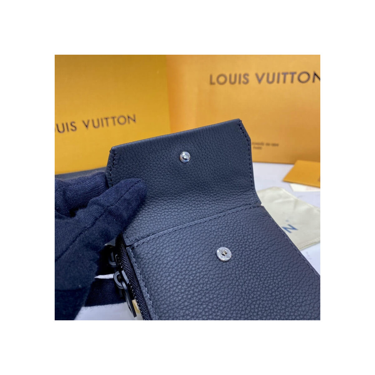 Louis Vuitton LV Aerogram Phone Pouch M57089 Louis Vuitton LV Aerogram Phone Pouch M57089