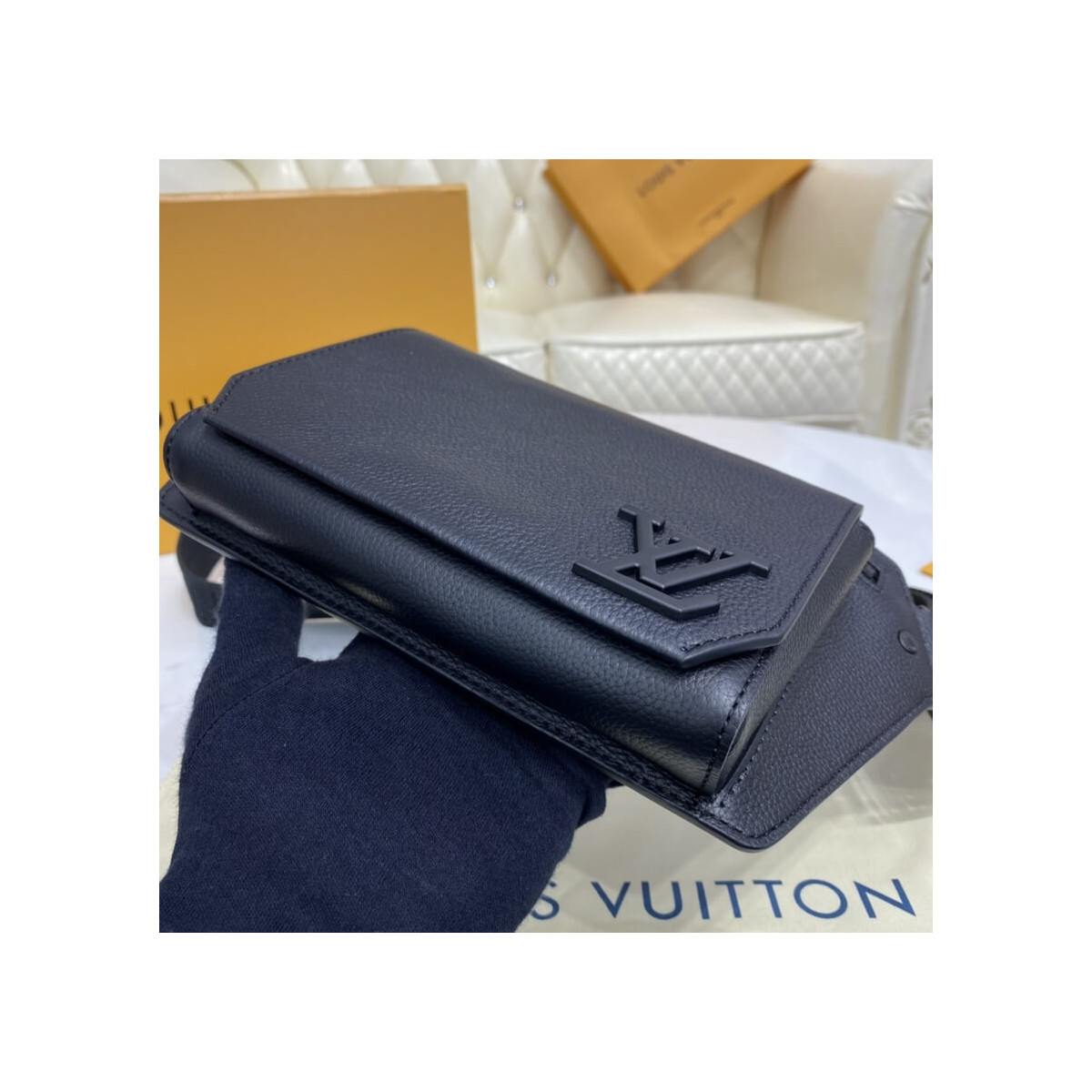 Louis Vuitton Grained Calf Leather Slingbag M57081 Louis Vuitton Grained Calf Leather Slingbag M57081
