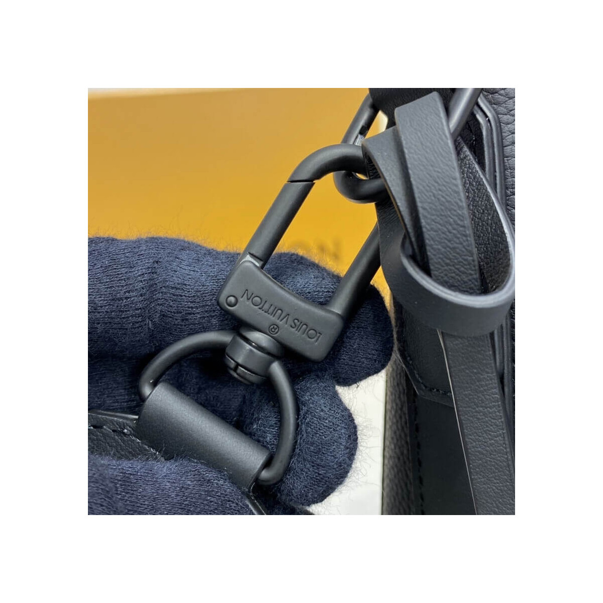 Louis Vuitton Grained Calf Leather Messenger M57080 Louis Vuitton Grained Calf Leather Messenger M57080