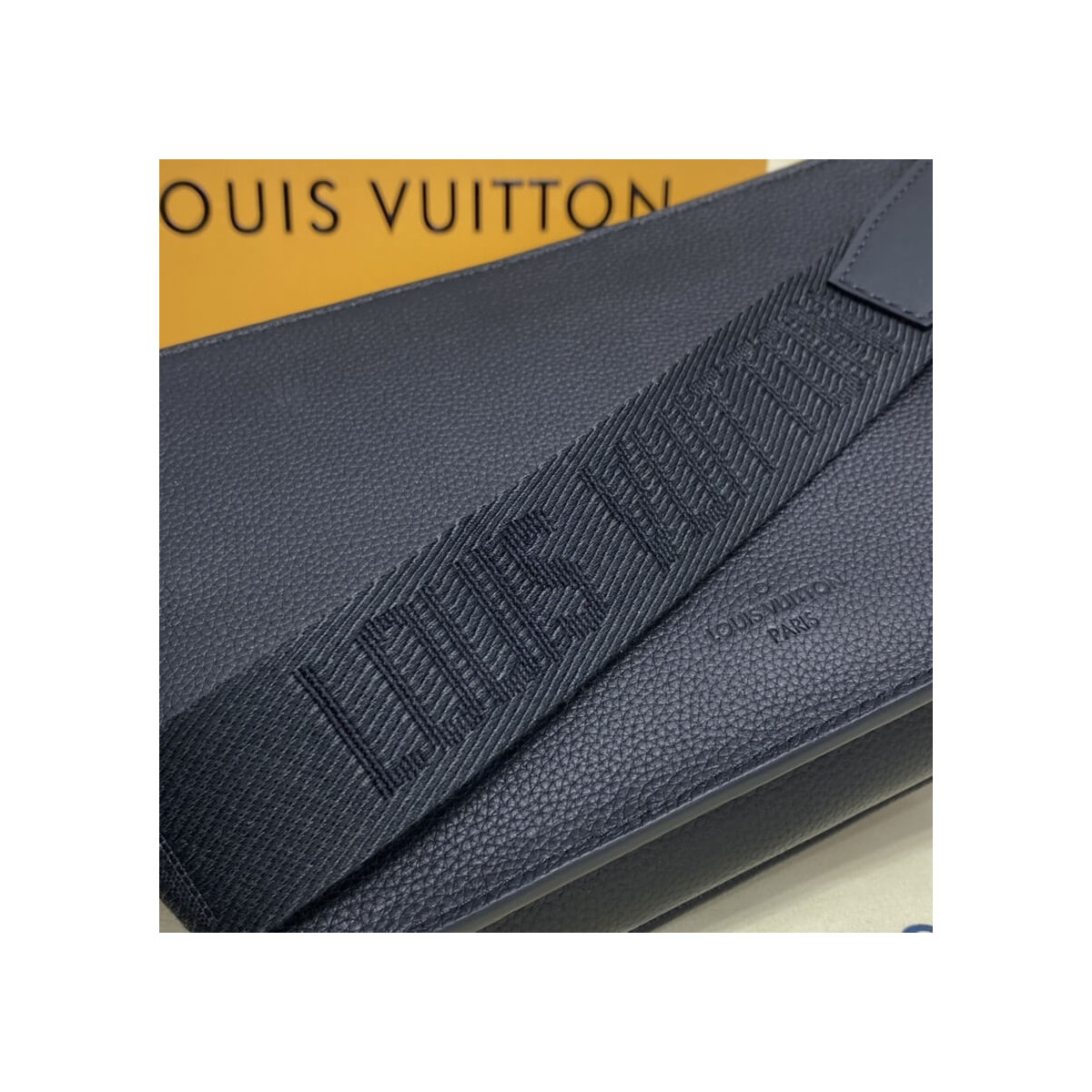Louis Vuitton Grained Calf Leather Slingbag M57081 Louis Vuitton Grained Calf Leather Slingbag M57081