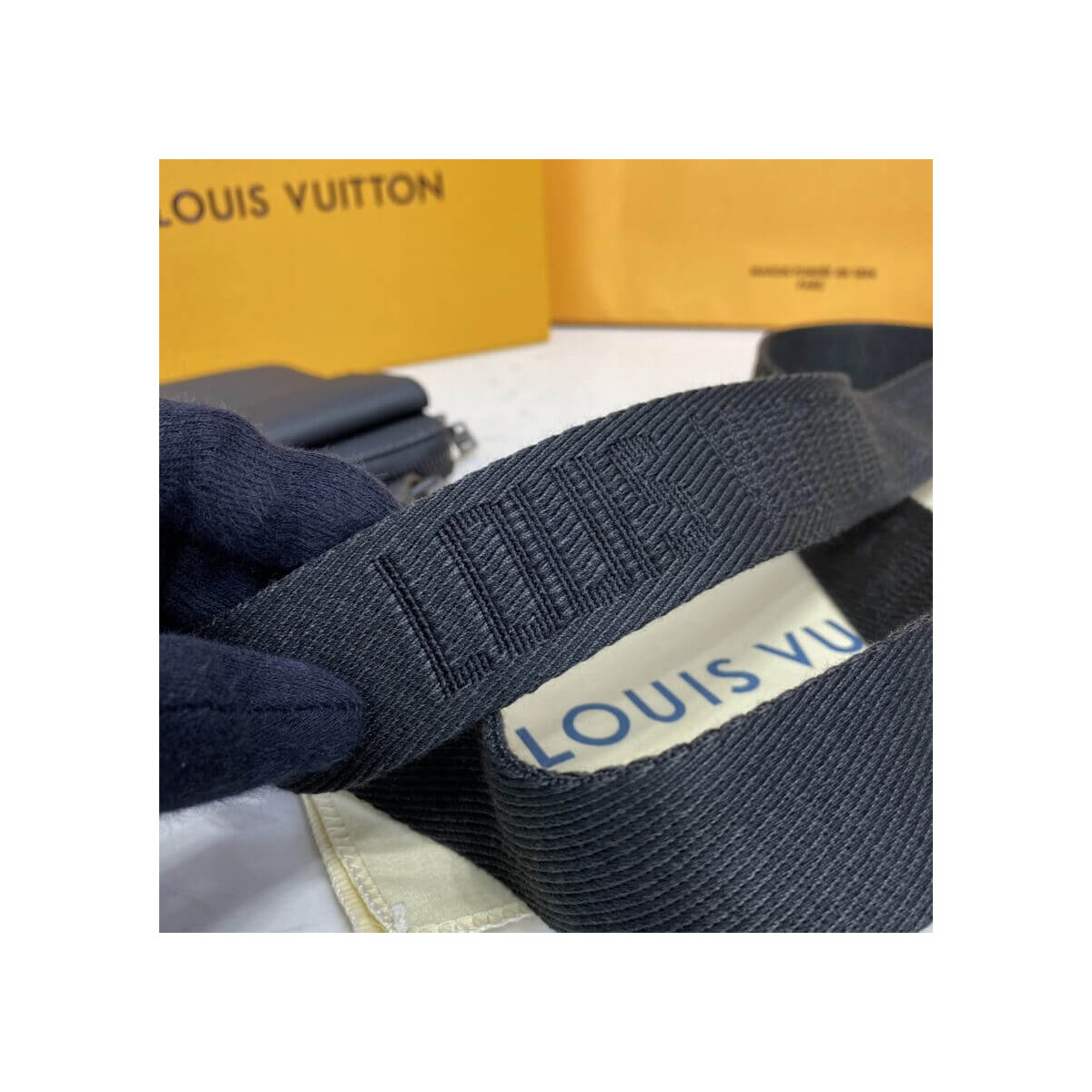 Louis Vuitton LV Aerogram Phone Pouch M57089 Louis Vuitton LV Aerogram Phone Pouch M57089