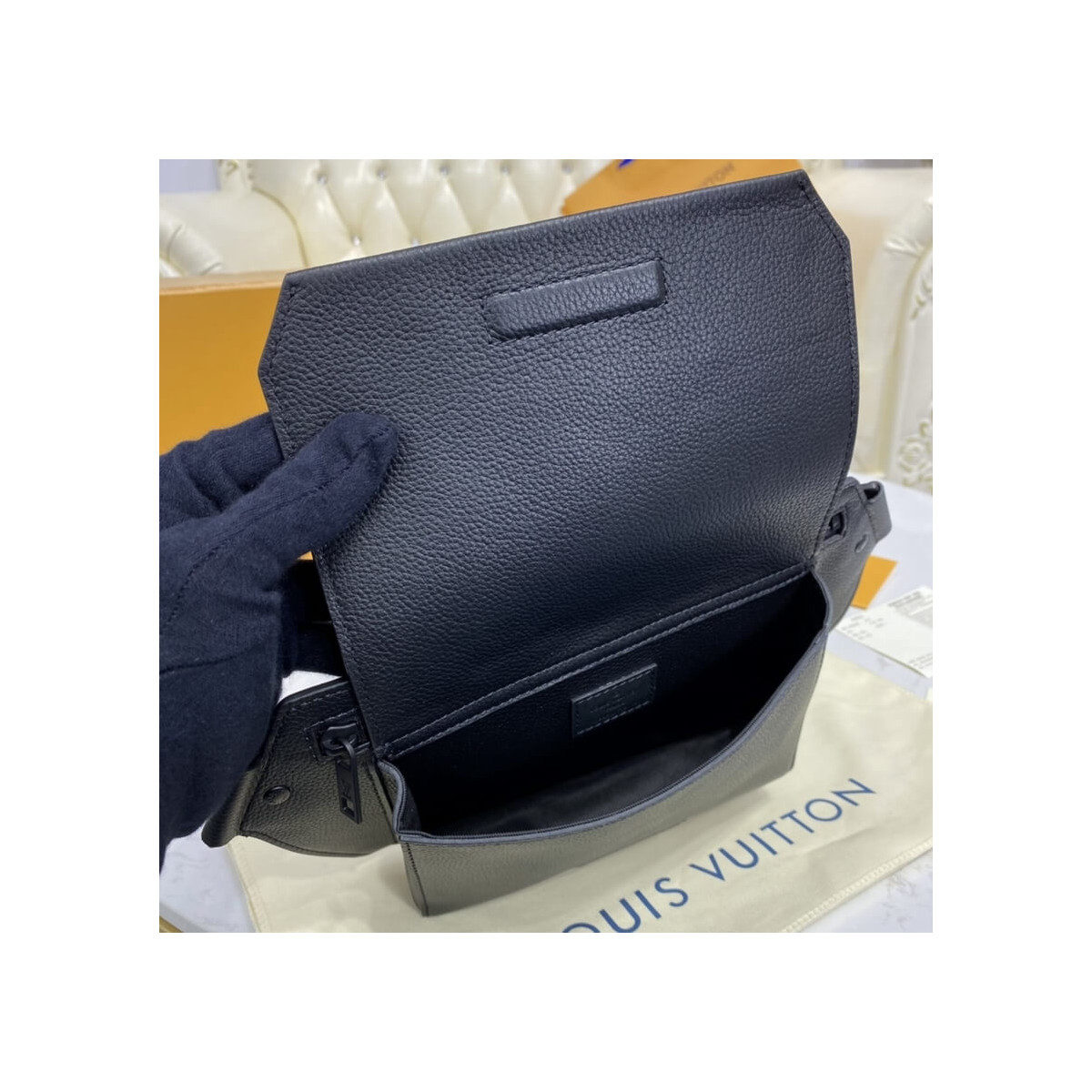 Louis Vuitton Grained Calf Leather Slingbag M57081 Louis Vuitton Grained Calf Leather Slingbag M57081