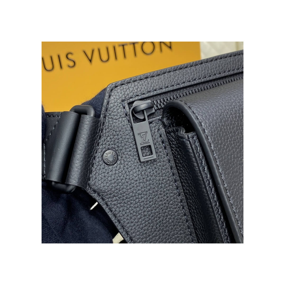 Louis Vuitton Grained Calf Leather Slingbag M57081 Louis Vuitton Grained Calf Leather Slingbag M57081