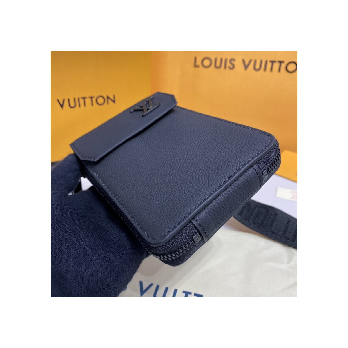 Louis Vuitton LV Aerogram Phone Pouch M57089 Louis Vuitton LV Aerogram Phone Pouch M57089