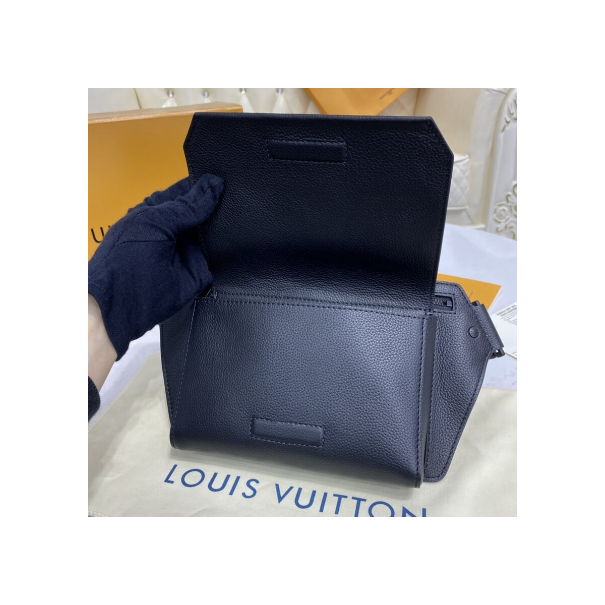 Louis Vuitton Grained Calf Leather Slingbag M57081 Louis Vuitton Grained Calf Leather Slingbag M57081