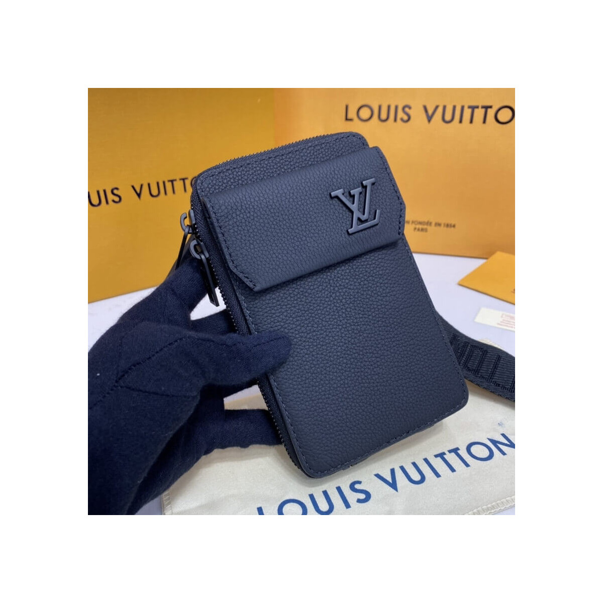 Louis Vuitton LV Aerogram Phone Pouch M57089 Louis Vuitton LV Aerogram Phone Pouch M57089