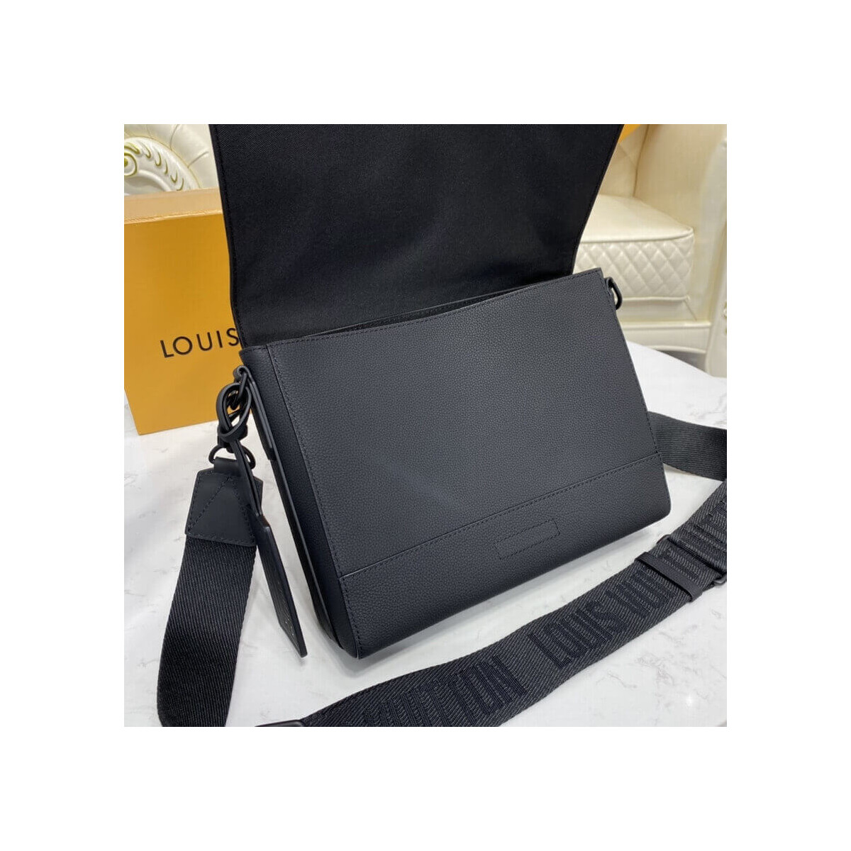Louis Vuitton Grained Calf Leather Messenger M57080 Louis Vuitton Grained Calf Leather Messenger M57080