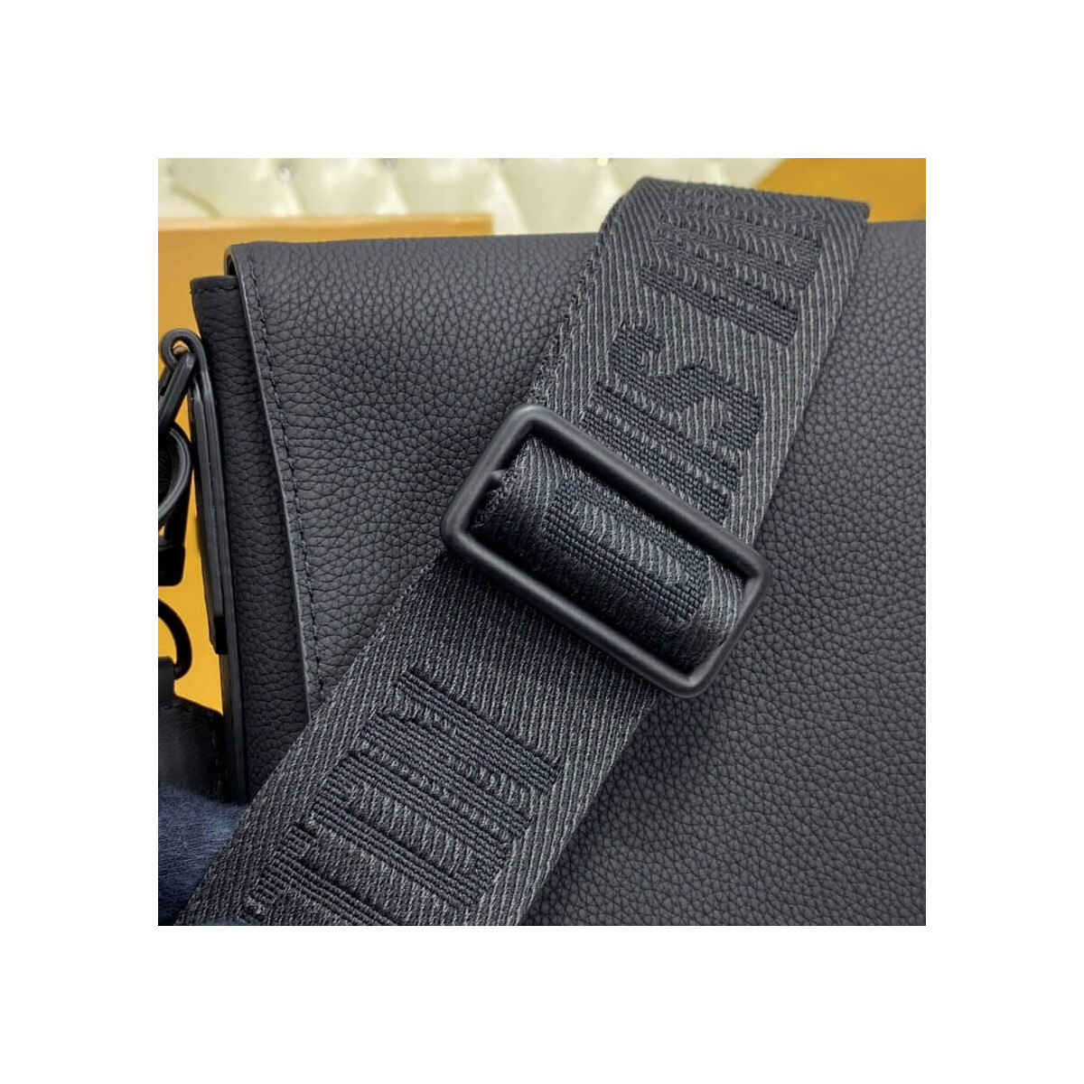 Louis Vuitton Grained Calf Leather Messenger M57080 Louis Vuitton Grained Calf Leather Messenger M57080