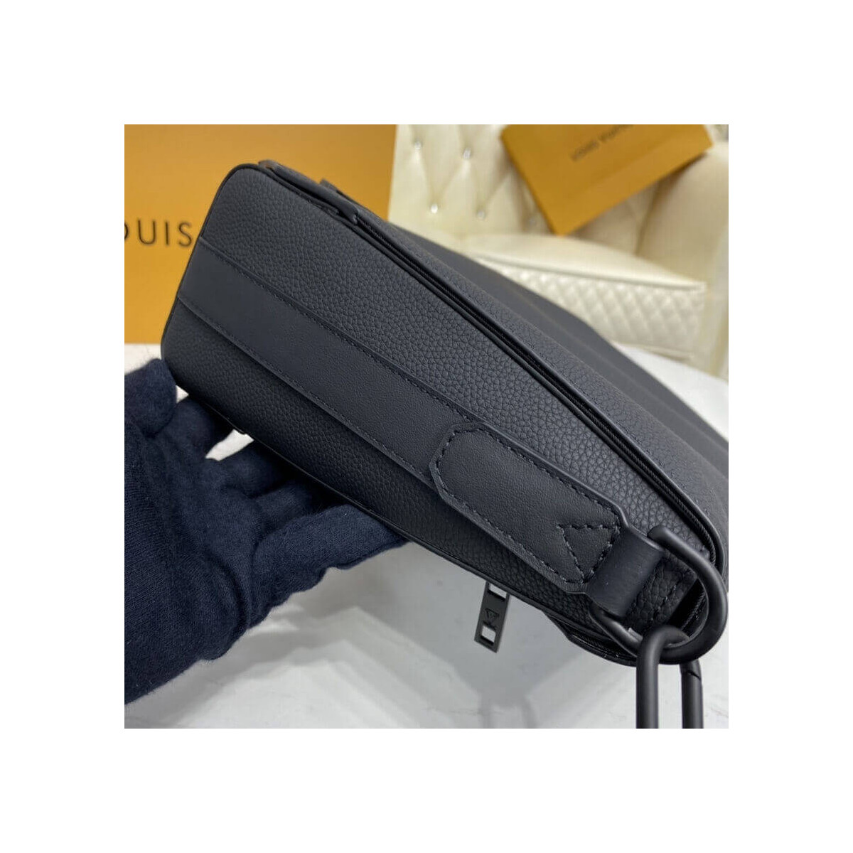 Louis Vuitton Grained Calf Leather Messenger M57080 Louis Vuitton Grained Calf Leather Messenger M57080