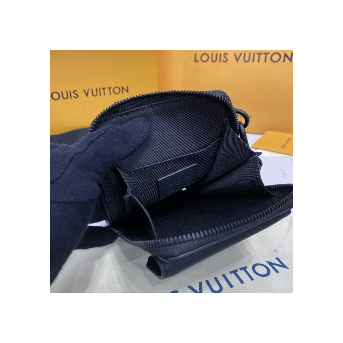 Louis Vuitton LV Aerogram Phone Pouch M57089 Louis Vuitton LV Aerogram Phone Pouch M57089