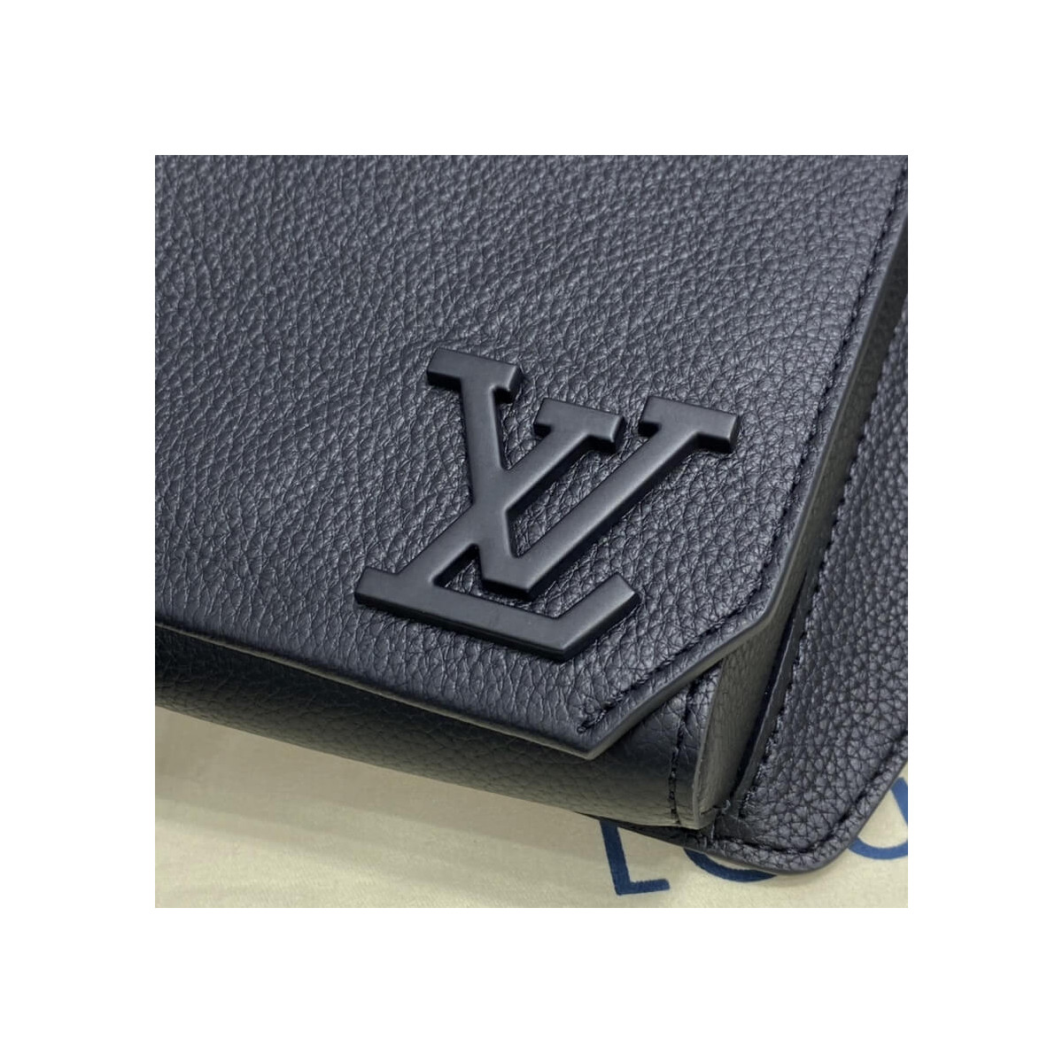 Louis Vuitton Grained Calf Leather Slingbag M57081 Louis Vuitton Grained Calf Leather Slingbag M57081