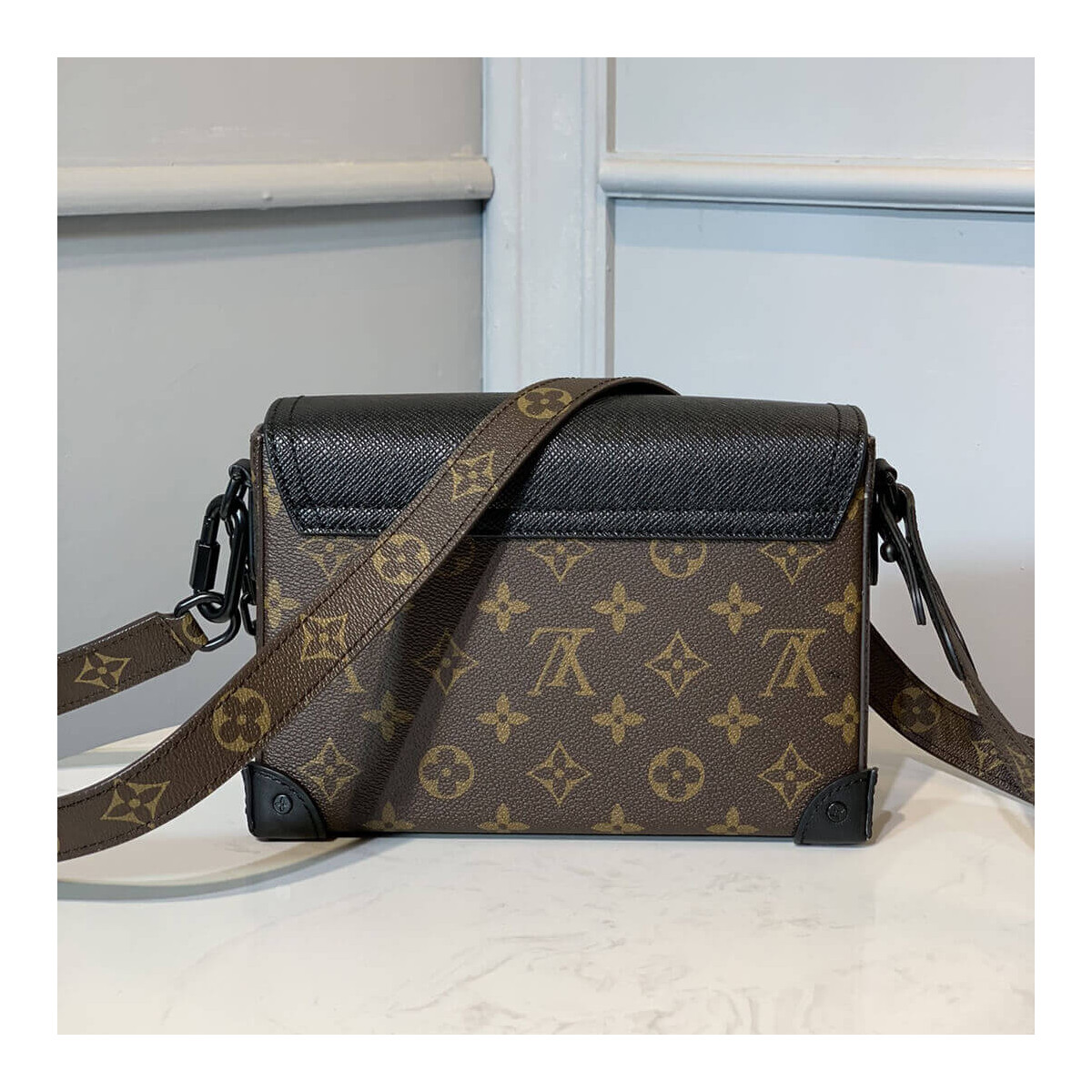 Louis Vuitton Flap Messenger Bag M30717 M30718 Louis Vuitton Flap Messenger Bag M30717 M30718