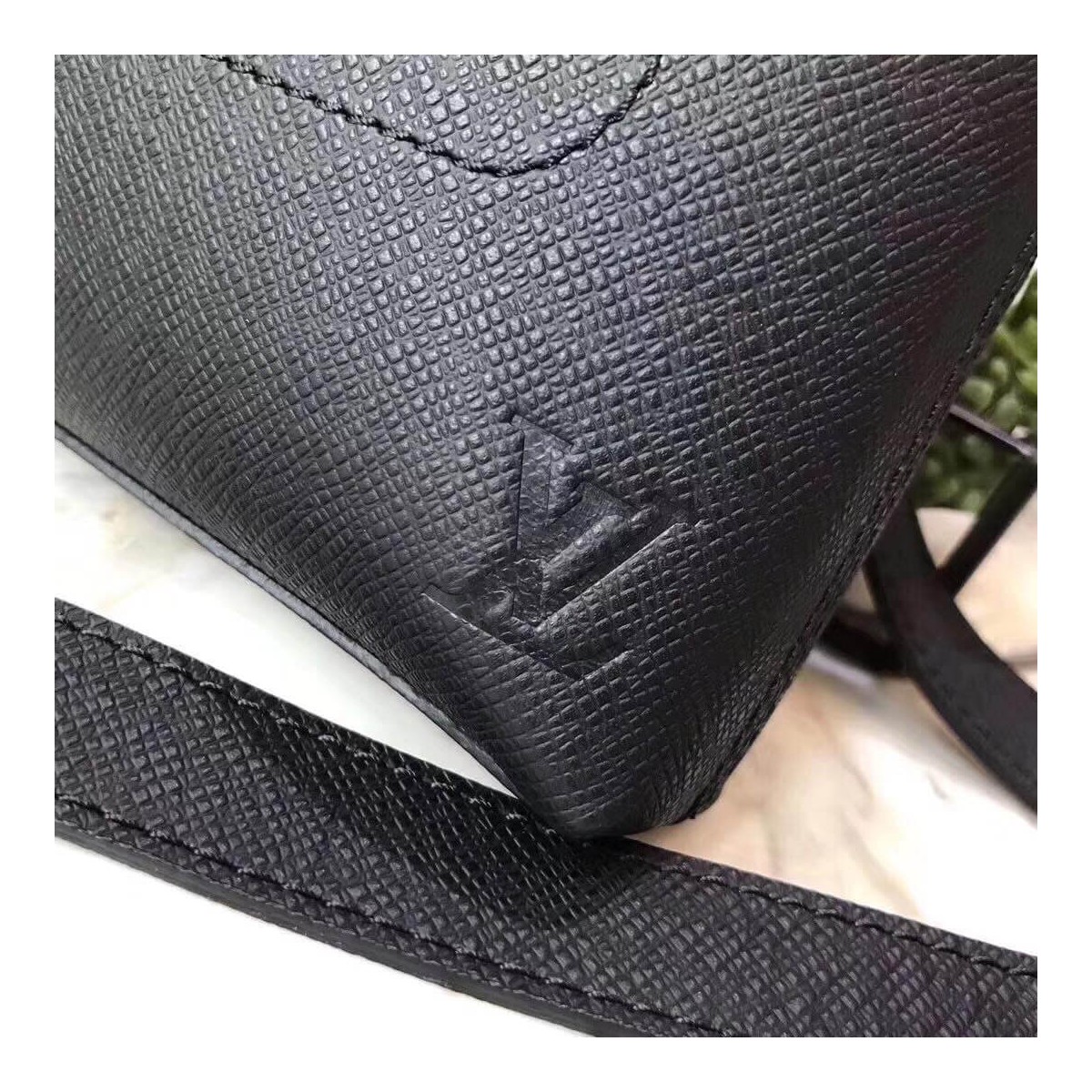 Louis Vuitton Cowhide Leather Pochette Grigori M30505 Louis Vuitton Cowhide Leather Pochette Grigori M30505