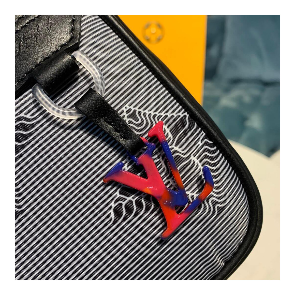 Louis Vuitton Expandable Messenger M55698 Louis Vuitton Expandable Messenger M55698