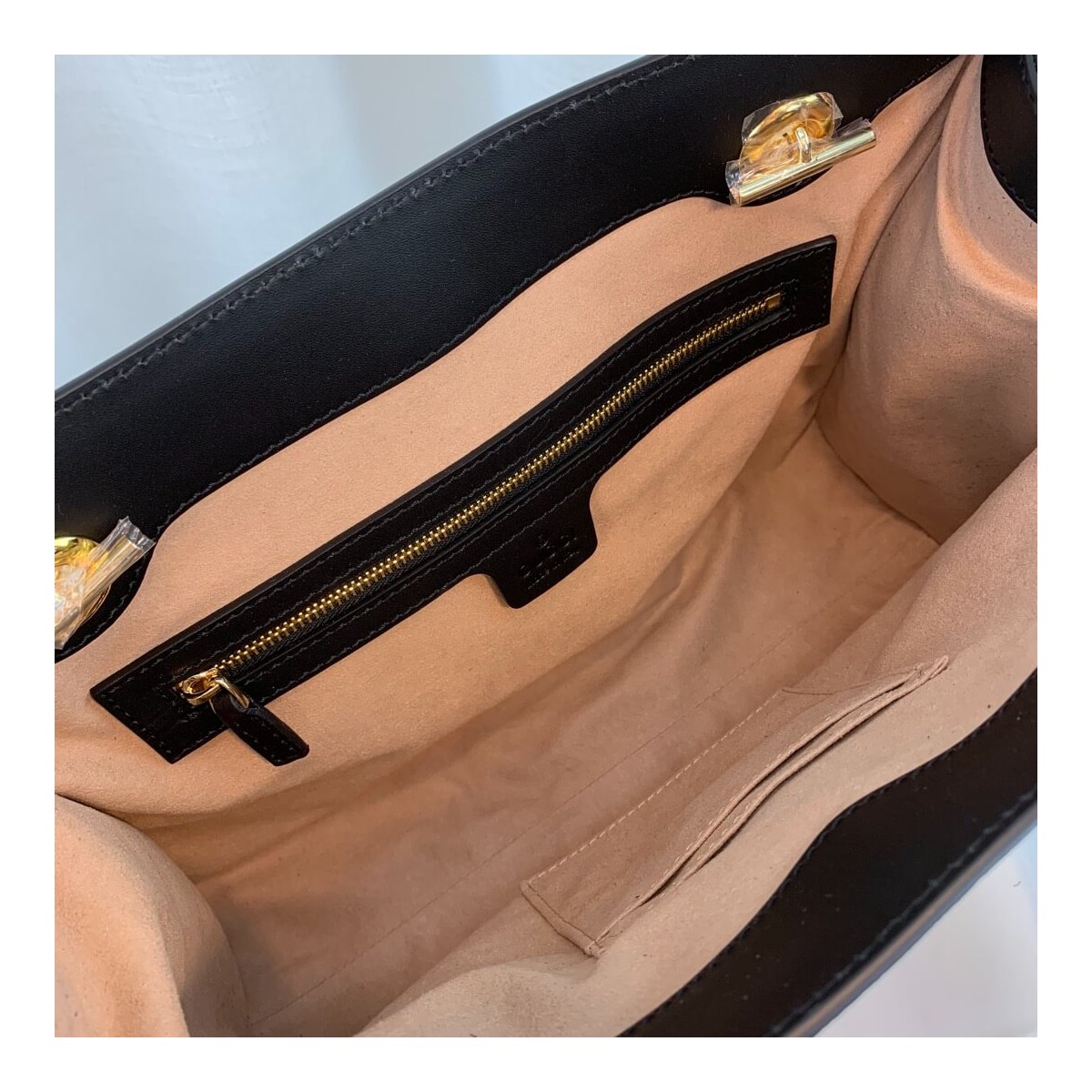 Gucci Padlock GG Supreme Bees Medium Shoulder Bag 479197 Gucci Padlock GG Supreme Bees Medium Shoulder Bag 479197