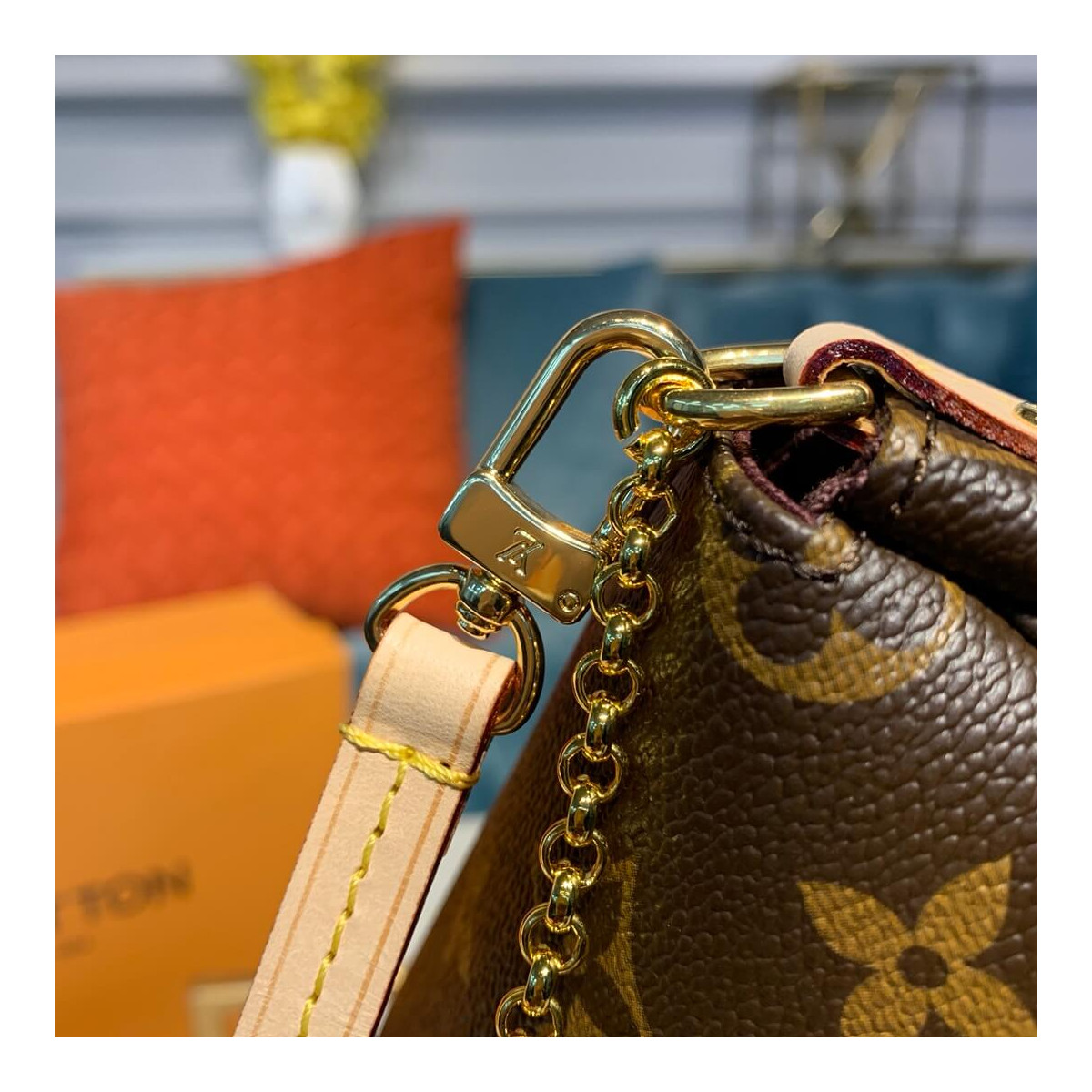 Louis Vuitton Monogram Canvas Favorite MM M40718 Louis Vuitton Monogram Canvas Favorite MM M40718