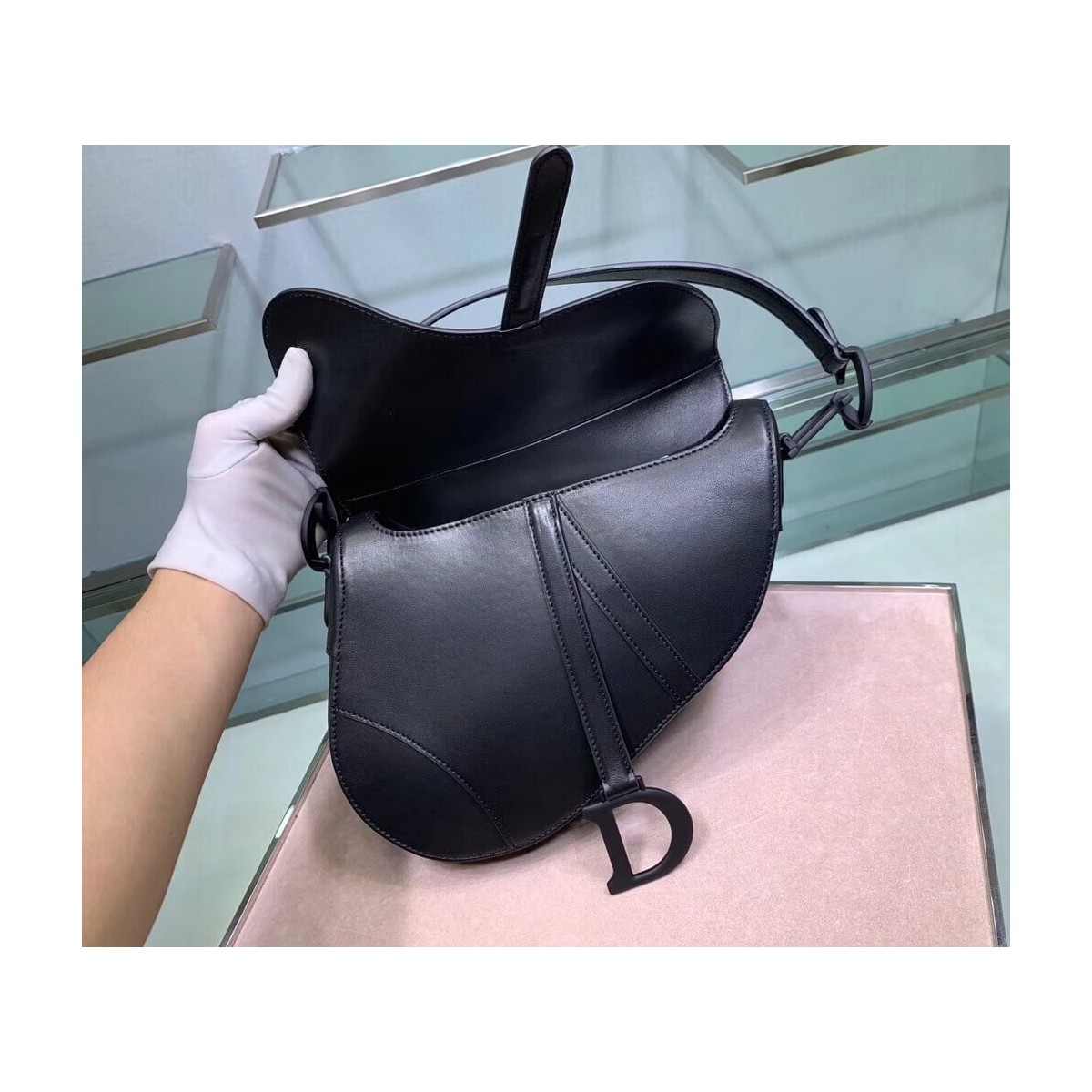 Christian Dior Embroidered Flowers Saddle Bag M0446 Christian Dior Embroidered Flowers Saddle Bag M0446