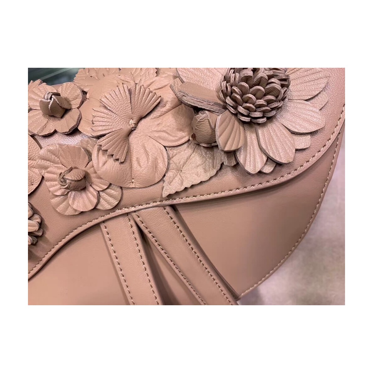 Christian Dior Embroidered Flowers Saddle Bag M0446 Christian Dior Embroidered Flowers Saddle Bag M0446