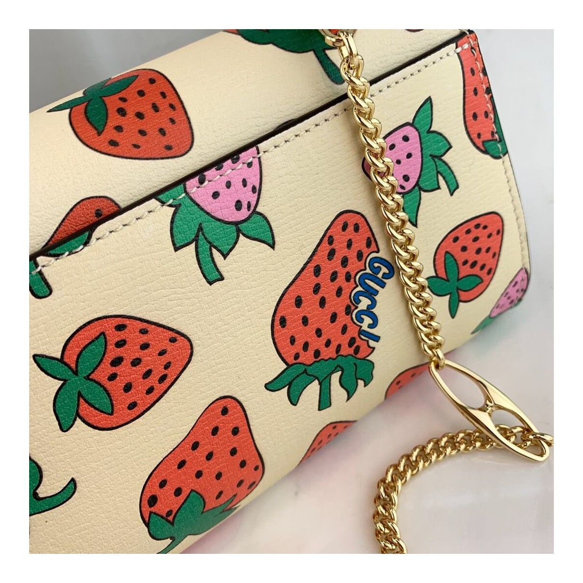 Gucci Zumi Strawberry Print Mini Bag 564718 Gucci Zumi Strawberry Print Mini Bag 564718