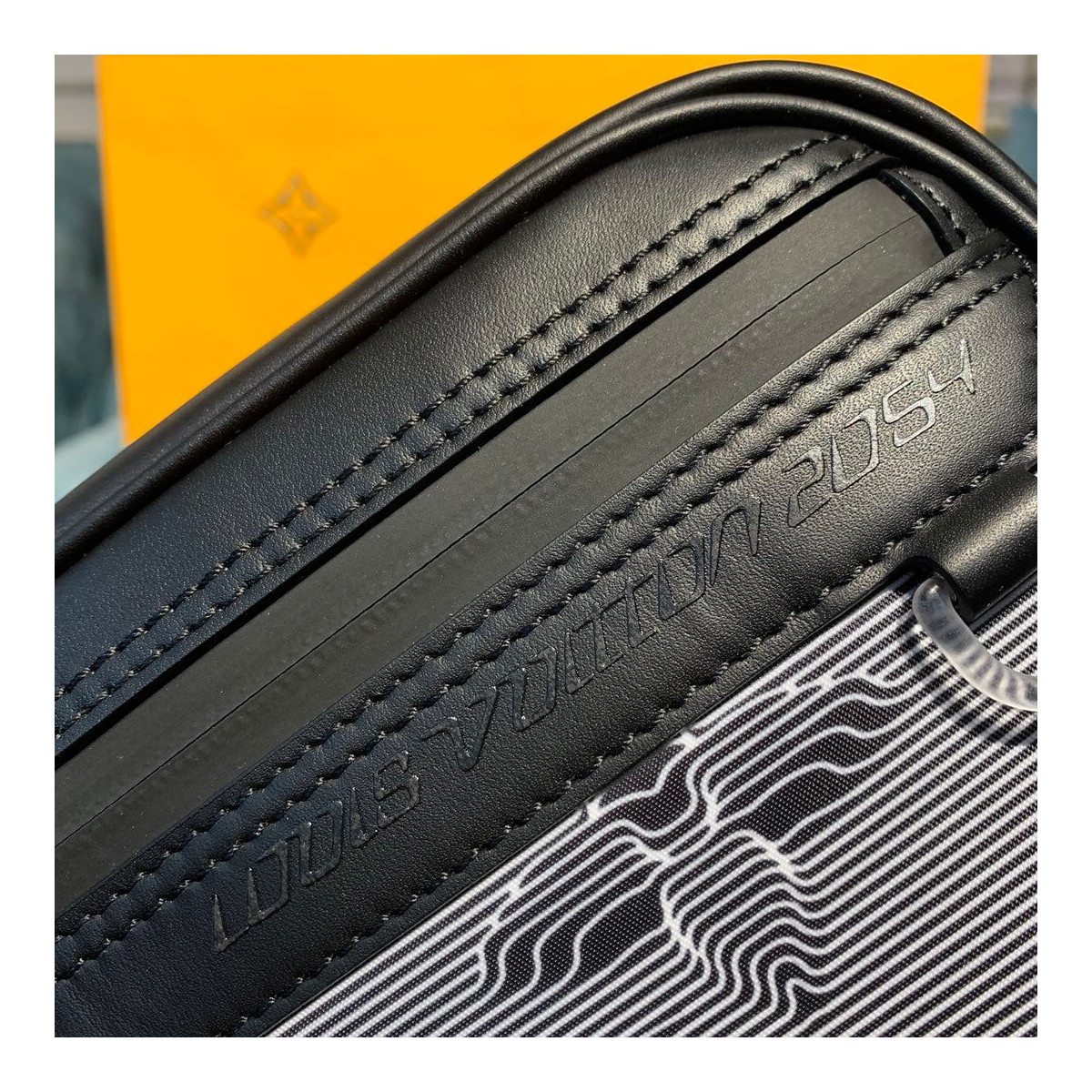 Louis Vuitton Expandable Messenger M55698 Louis Vuitton Expandable Messenger M55698